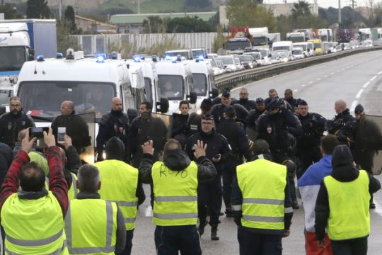 Τα «κίτρινα γιλέκα» παραλύουν την κυβέρνηση