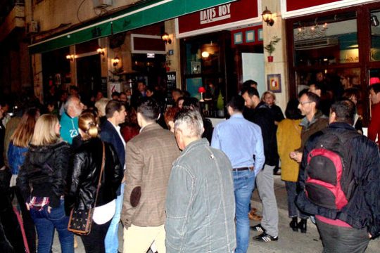 Γέμισε ασφυκτικά η πλ. Καρύτση