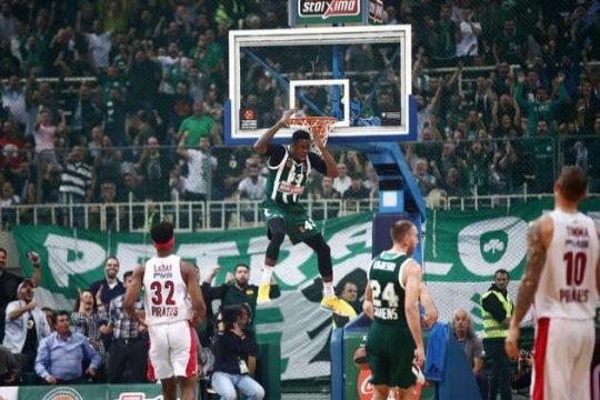 «Καυτή πατάτα» στη Βαρκελώνη