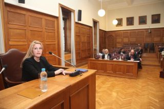 H γραμματέας Χριστοφοράκου «καίει» την κυβέρνηση Σημίτη