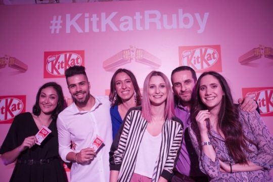 Η KitKat Ruby κατέφτασε στην Ελλάδα – Ανακαλύψτε ένα Νέo Κόσμο Γεύσης