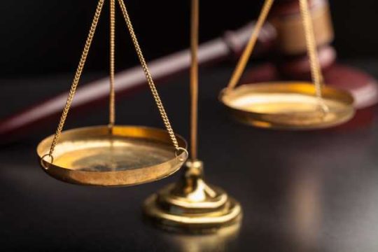 Πώς η Δικαιοσύνη «καθαρίζει» με δύο μέτρα και δύο σταθμά