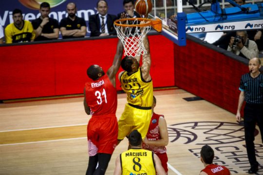 Δυσκολεύθηκε αλλά συνέχισε νικηφόρα στο Champions League