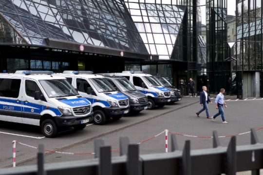 Aστυνομική επιχείρηση για δεύτερη μέρα στη Deutsche Bank