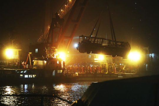 Πτώση λεωφορείου από γέφυρα με 13 νεκρούς, λόγω καυγά με τον οδηγό