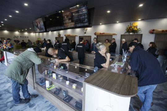 Η υψηλή ζήτηση για κάνναβη άδειασε τα ράφια στον Καναδά