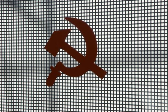 Το σφυρί και το δρεπάνι να καταργηθούν