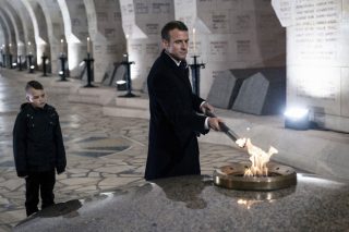 Πολιτικό… ολοκαύτωμα
