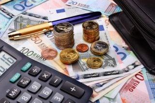 Ξεκινούν μειώσεις στις εισφορές μη μισθωτών