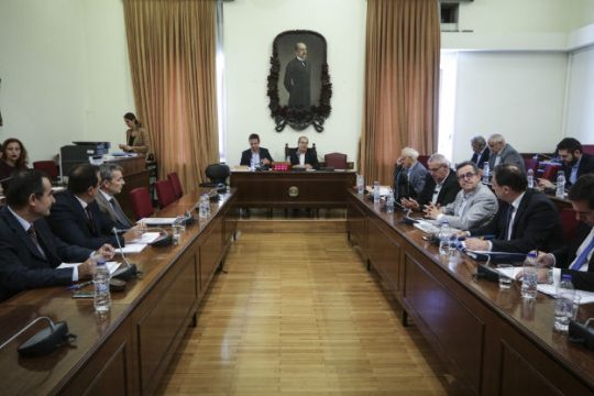 Πότε φιάσκο, πότε σκευωρία