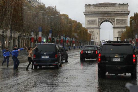 Διαμαρτυρία της Femen κατά του Τραμπ στο Παρίσι