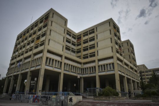 Η φοιτητική ομάδα «Ρουβίκωνας» για τα νερά στη Φιλοσοφική