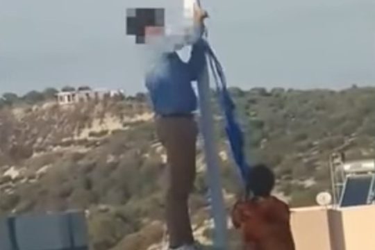 Γάλλοι οι… Αλβανοί που κατέβασαν τη σημαία στις Δαφνές