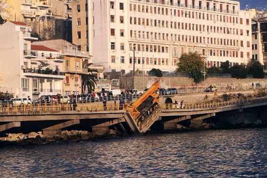 Κατέρρευσε τμήμα γέφυρας στην Καβάλα
