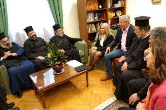 Σε Μητσοτάκη και Γεννηματά για τους μισθούς τους
