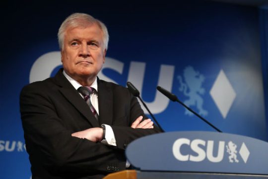 Παραμένει στην κυβέρνηση της Μέρκελ ο Ζεεχόφερ