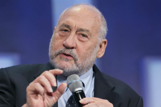 «Η αύξηση του ελάχιστου μισθού δεν βλάπτει την απασχόληση»