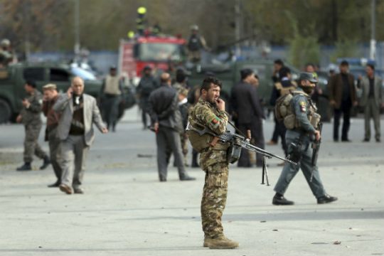 Πολύνεκρη επίθεση αυτοκτονίας σε τελετή στην Καμπούλ