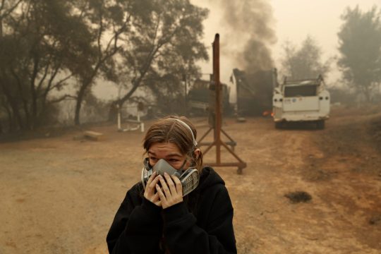 Εκατοντάδες χιλιάδες φεύγουν να γλιτώσουν από τη φονική πυρκαγιά