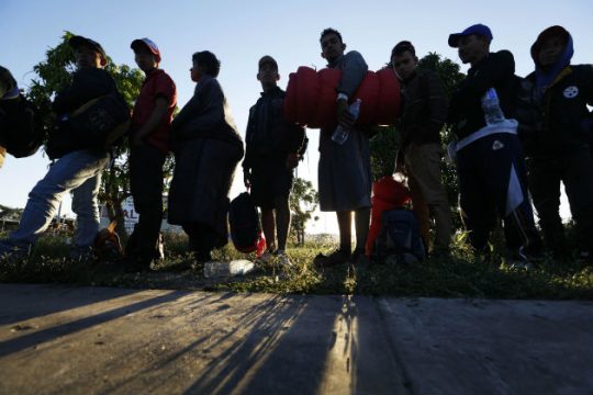 Έφτασαν στα σύνορα των ΗΠΑ οι πρώτοι μετανάστες απ’ το καραβάνι