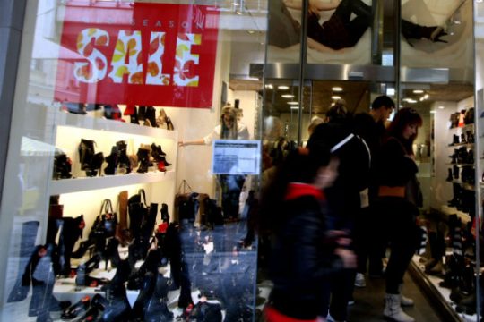 Ξεκινούν σήμερα οι ενδιάμεσες φθινοπωρινές εκπτώσεις