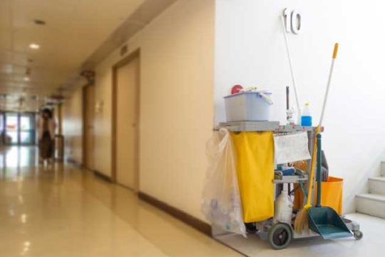 Εξαπατώντας με τη σφουγγαρίστρα