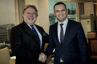 Περιμένοντας νέα από τα Σκόπια