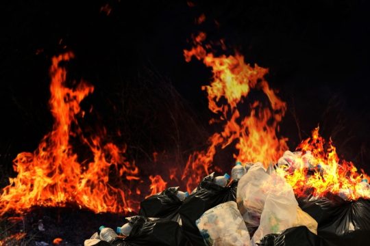 «Φωτιές» άναψε η καύση σκουπιδιών σε εκδήλωση του ΣΥΡΙΖΑ στον Βόλο