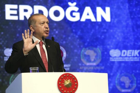 «Μην μας φέρνετε σε δύσκολη θέση» λέει ο Ερντογάν στις ΗΠΑ
