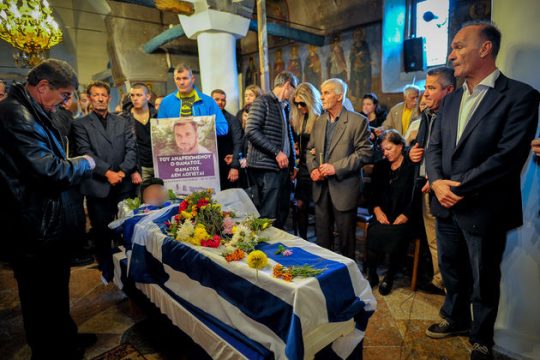 Σε φορτισμένο κλίμα, χωρίς επεισόδια η κηδεία Κατσίφα