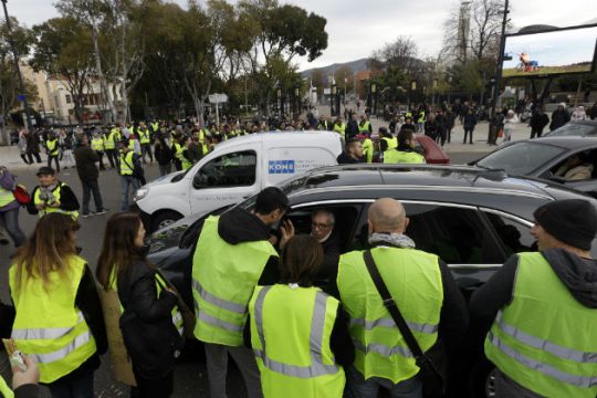 Πάνω από 400 τραυματίες στις κινητοποιήσεις των «κίτρινων γιλέκων»