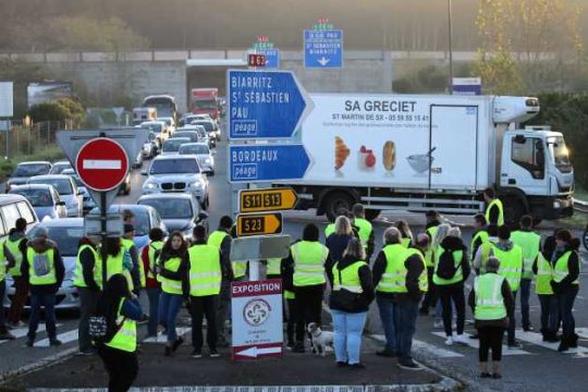 Tρέμει τα «κίτρινα γιλέκα» ο Μακρόν