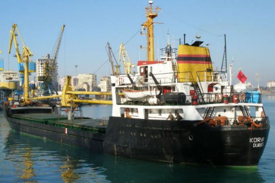 Αποκολλήθηκε το φορτηγό πλοίο «KORAVI»