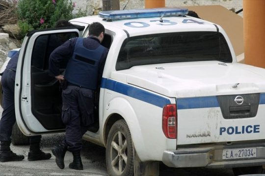Παπάς δάγκωσε αστυνομικό!
