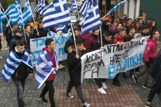 Μαθητική πορεία με ακροδεξιές προκλήσεις στη Λαμία