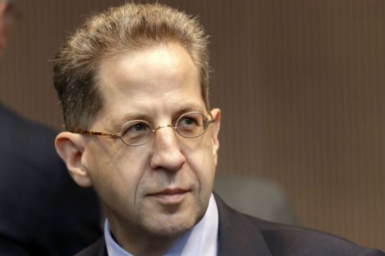 Σε διαθεσιμότητα ο αρχιπράκτορας με τους δεσμούς στο AfD