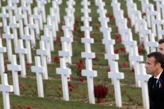 Το παρόν δεν του βγαίνει και το έριξε στην… Ιστορία