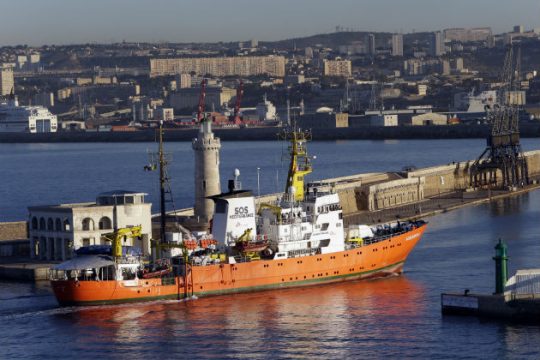 Τώρα κατηγορούν τους διασώστες του Aquarius ότι μολύνουν τη θάλασσα