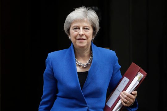 Brexit: Πέρασε τον «σκόπελο» του υπουργικού η Τερέζα Μέι