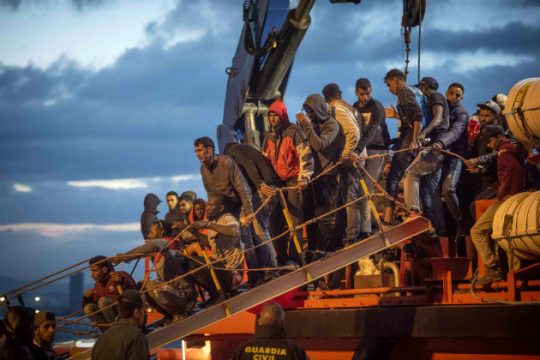 Πολύνεκρο ναυάγιο με 100 επιζώντες στη Μεσόγειο