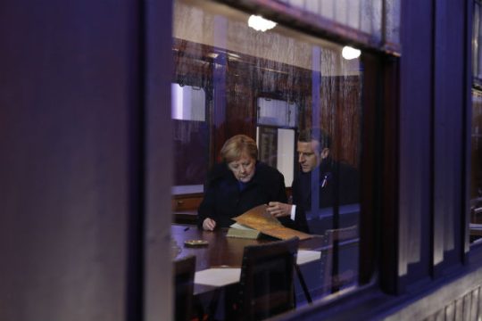 Επίδειξη της γαλλογερμανικής συμφιλίωσης από Μέρκελ και Μακρόν
