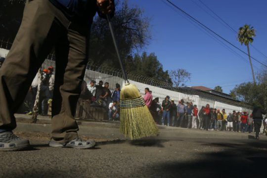 «Μπλόκο» στο ξενοφοβικό μέτρο του Τραμπ για το άσυλο