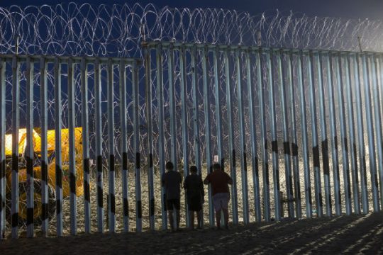 Με ρόπαλα οι Αμερικανοί στρατιώτες στα σύνορα με το Μεξικό