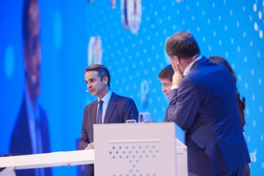 Πυρά Μητσοτάκη κατά κυβέρνησης από το εξωτερικό