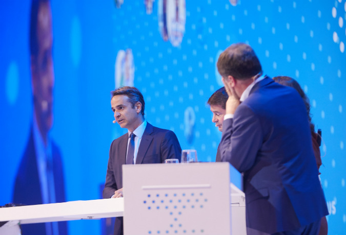 Πυρά Μητσοτάκη κατά κυβέρνησης από το εξωτερικό