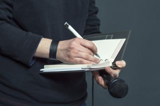 Η κρίση, τα πλήγματα στα ΜΜΕ, οι μειώσεις μισθών, οι απολύσεις, η ασφάλεια των δημοσιογράφων…