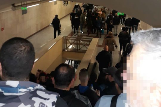 Τάγμα εφόδου της Χρυσής Αυγής στον σταθμό Μοναστηράκι [VIDEO]