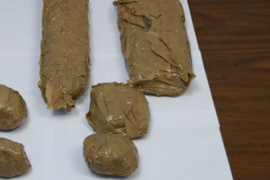 Συνελήφθη 21χρονη στη Μυτιλήνη με πάνω από ένα κιλό κάνναβη