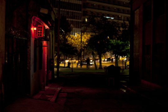 Έφοδος της αστυνομίας σε οίκους ανοχής – 15 συλλήψεις