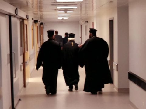 Μισθολογικές αυξήσεις στην Εκκλησία: «Προτεραιότητα οι γιατροί και οι δάσκαλοι», απαντούν οι πολίτες [βίντεο]
